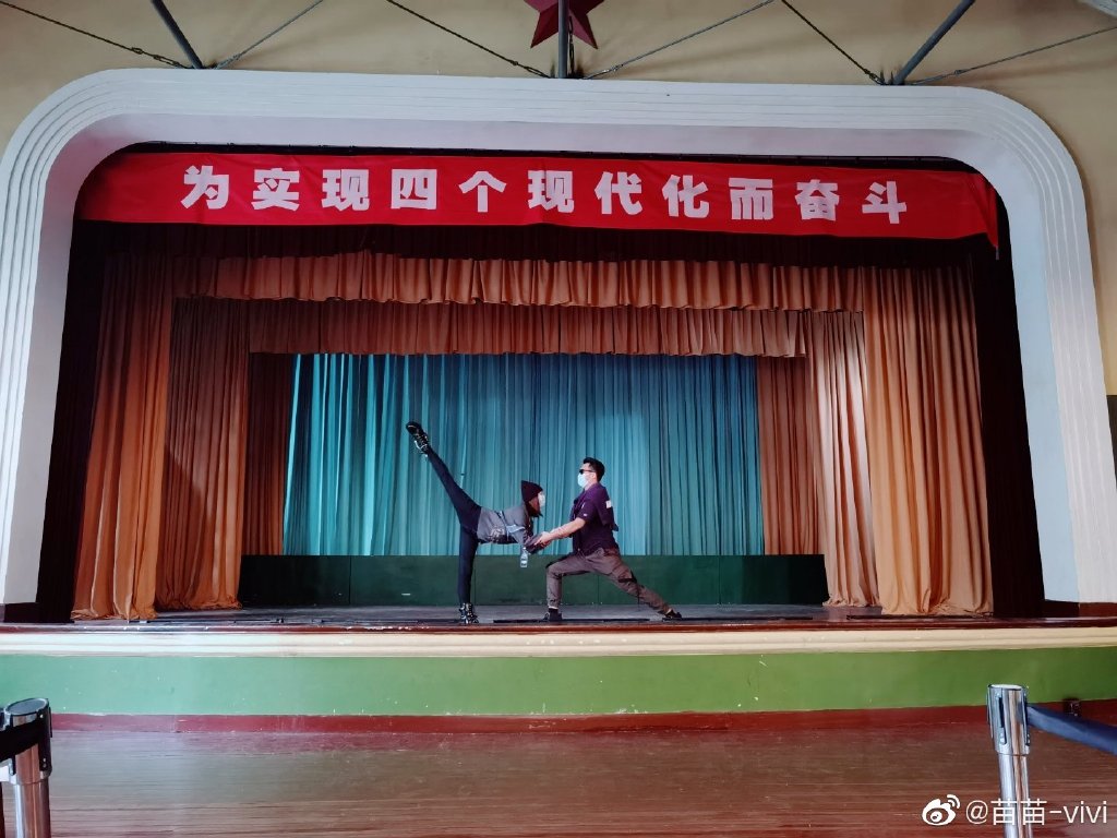 苗苗与郑恺重回《芳华》拍摄地。