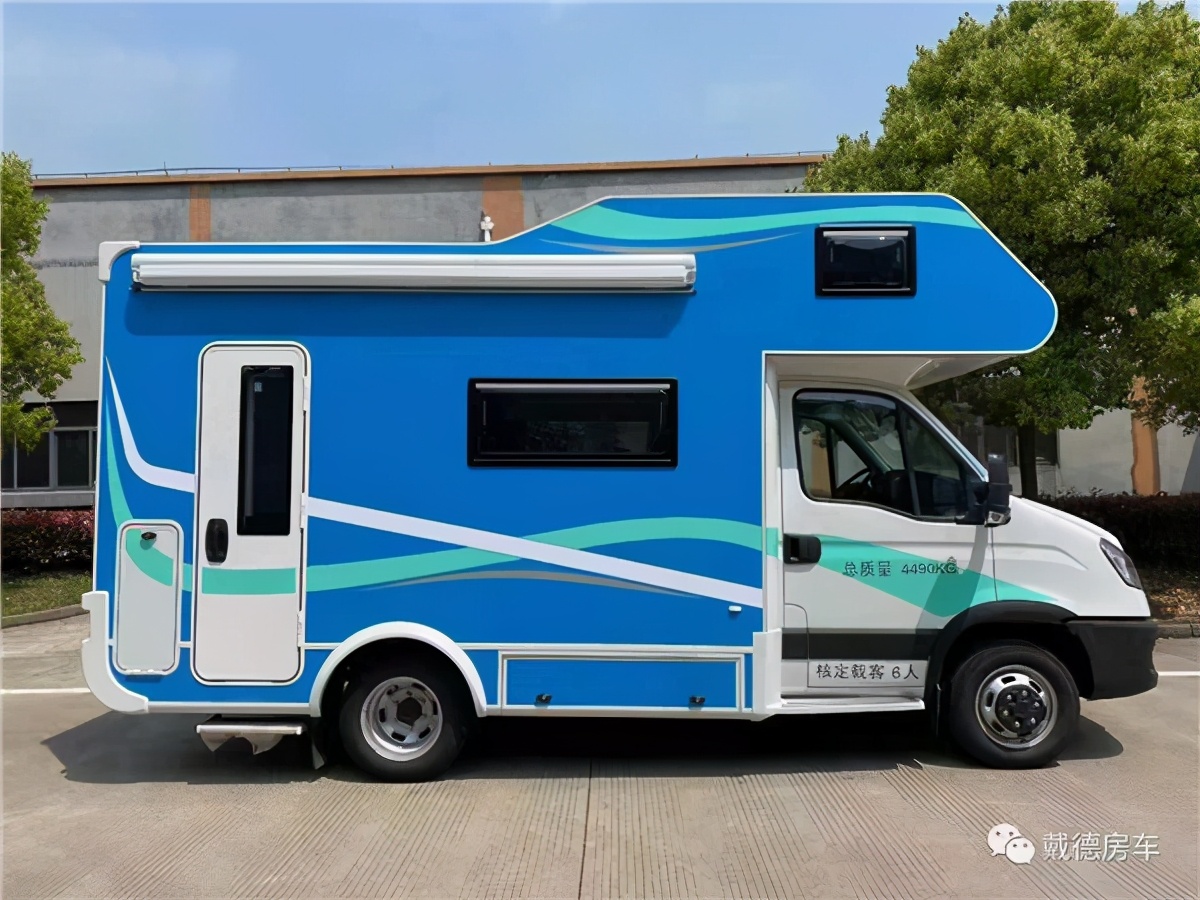 满足6人睡眠多种床铺布局的依维柯房车