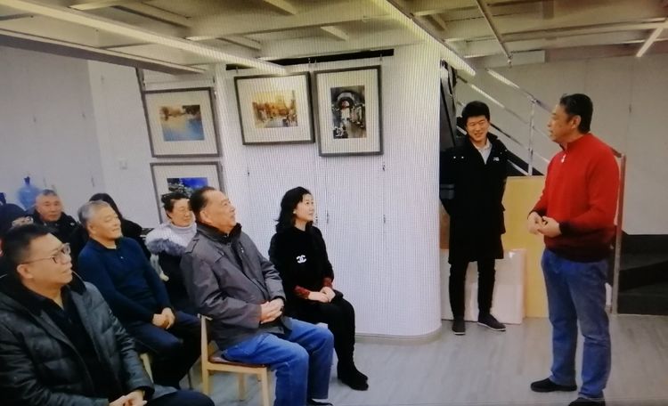 青岛市书画艺术促进会主席倪汉婴、副主席刘晶、副主席兼秘书长王波、青岛市当代艺术研究院副秘书长，慈善画院秘书长赵忠军为牌扁揭牌！