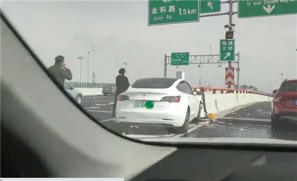 特斯拉Model 3撞上高架隔离桩 前脸完全损毁_凤凰网