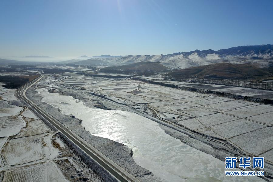 这是1月17日在武威市天祝藏族自治县境内拍摄的乌鞘岭周边雪景（无人机照片） 新华社记者 范培珅 摄