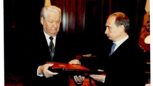 1999年叶利钦突然辞职，将普京推上俄罗斯总统的位置