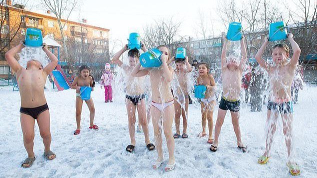 俄罗斯幼儿园自愿参加的冷水澡课：孩童仅穿内裤在户外浇冷水