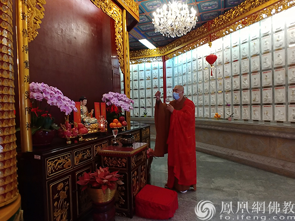 “佛教界千僧万众祛疫祈福大法会”香港西方寺会场:宽运法师洒净(图片来源:凤凰网佛教 摄影:香港佛教联合会)