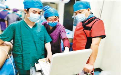 医生在为患者进行手术治疗。（受访单位供图）