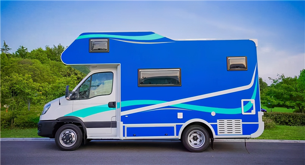 满足6人睡眠多种床铺布局的依维柯房车