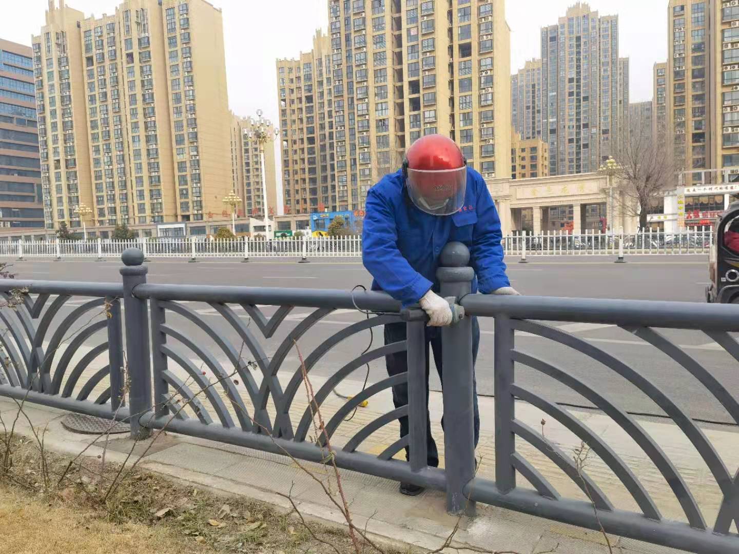 市政施工人员正在打磨栏杆焊接口市政施工人员正在安装护栏