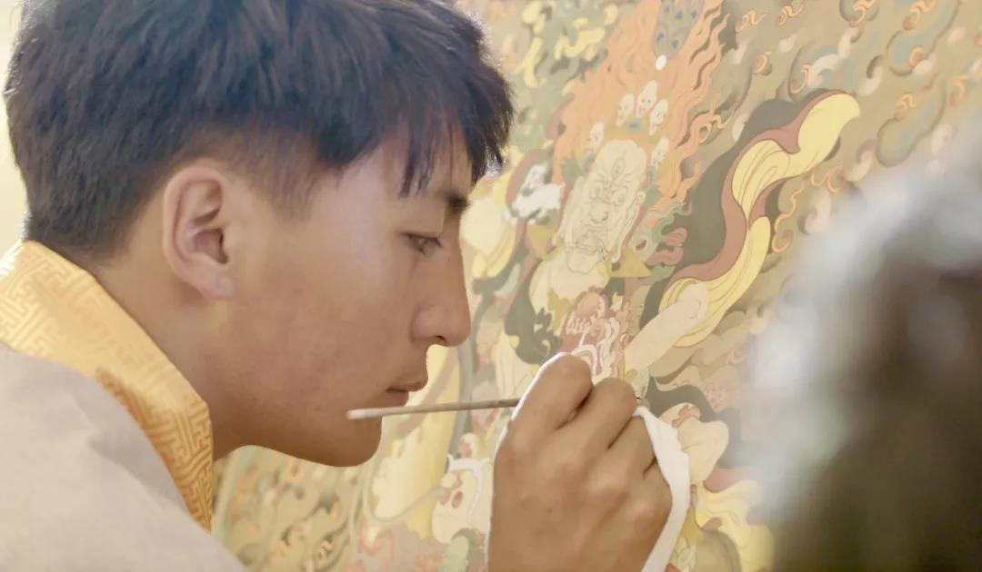 认真绘制唐卡的男同学