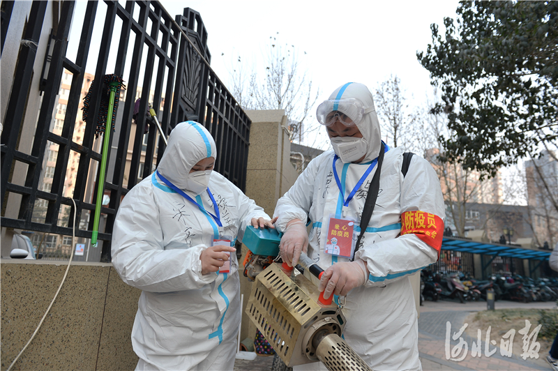 2021年1月20日，社区志愿者在进行消杀作业前的准备工作。河北日报记者张昊摄影报道