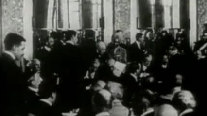1919年巴黎和会在凡尔赛宫举行，中国代表拒绝在合约上签字