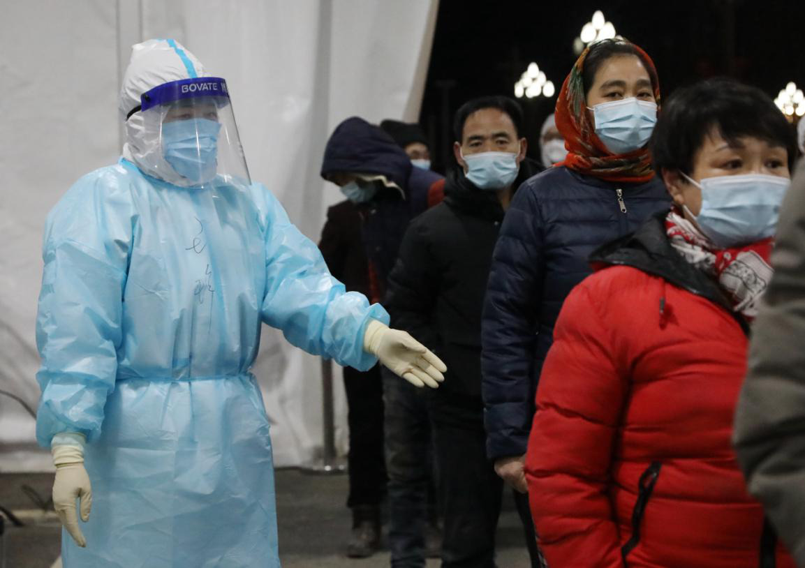 在京南·固安高新区大清河园京津冀（固安）国际商贸城，医护工作者为建设者进行核酸检测。