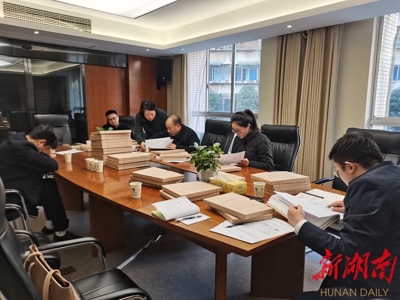（图为省纪委监委第三监督检查室在某省管国有企业核查财务账目。通讯员摄）