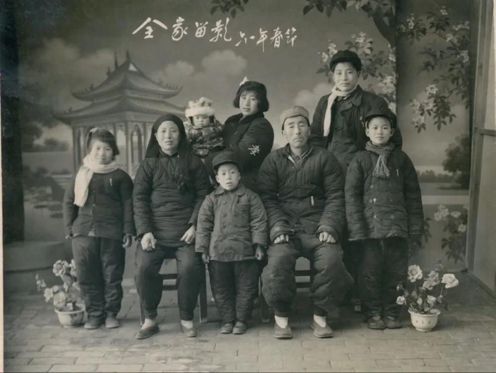 《佚名照》“照相馆里·家庭合影”：家庭合照相对忠实地呈现了历史语境中的家庭及个体样貌，在拍照时成员大多经过了显而易见的装扮、打理。