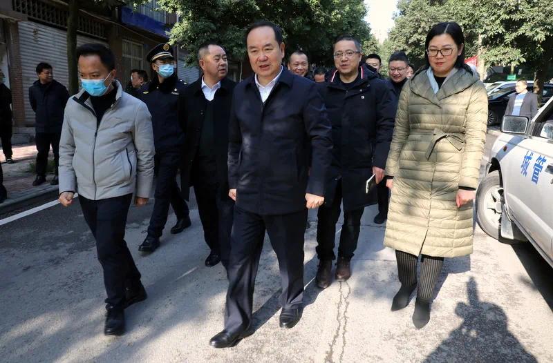 唐川在红树林小区附近开展"马路办公".