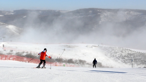 图为滑雪爱好者在张家口崇礼云顶滑雪公园滑雪 新华社图