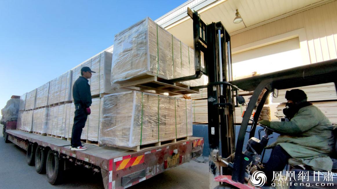 出口越南的木制品完成检验检疫，在兰州新区综合保税区装运。肖刚 摄