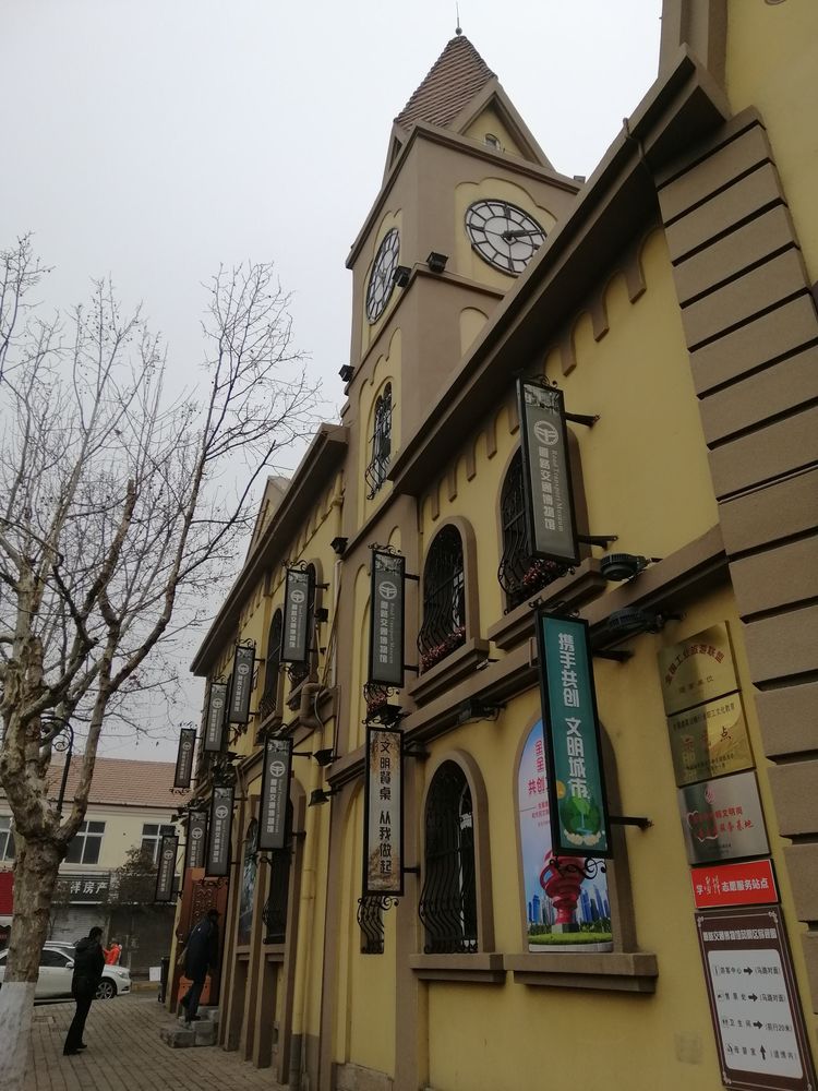 青岛市书画艺术促进会倪汉婴主席为青岛盛大国旅授牌