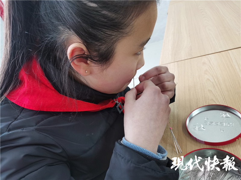 △几秒钟便可将线穿进针孔