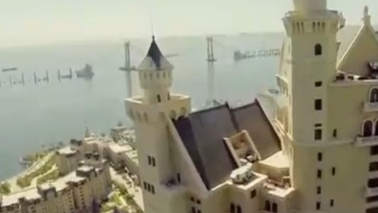 酒店已有近千年的发展历史，帆船酒店是迪拜最具标志性的建筑