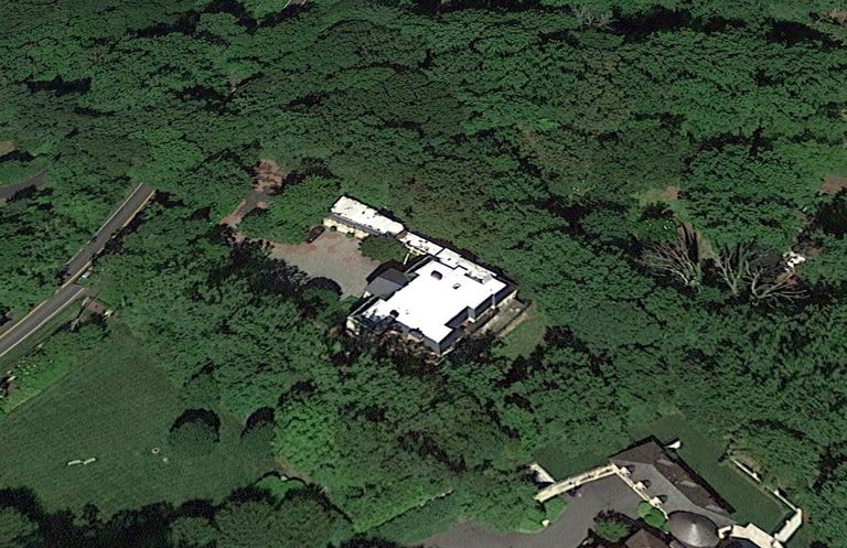 搬离海军天文台的副总统住所后,便开始在弗吉尼亚州麦克莱恩市租一间