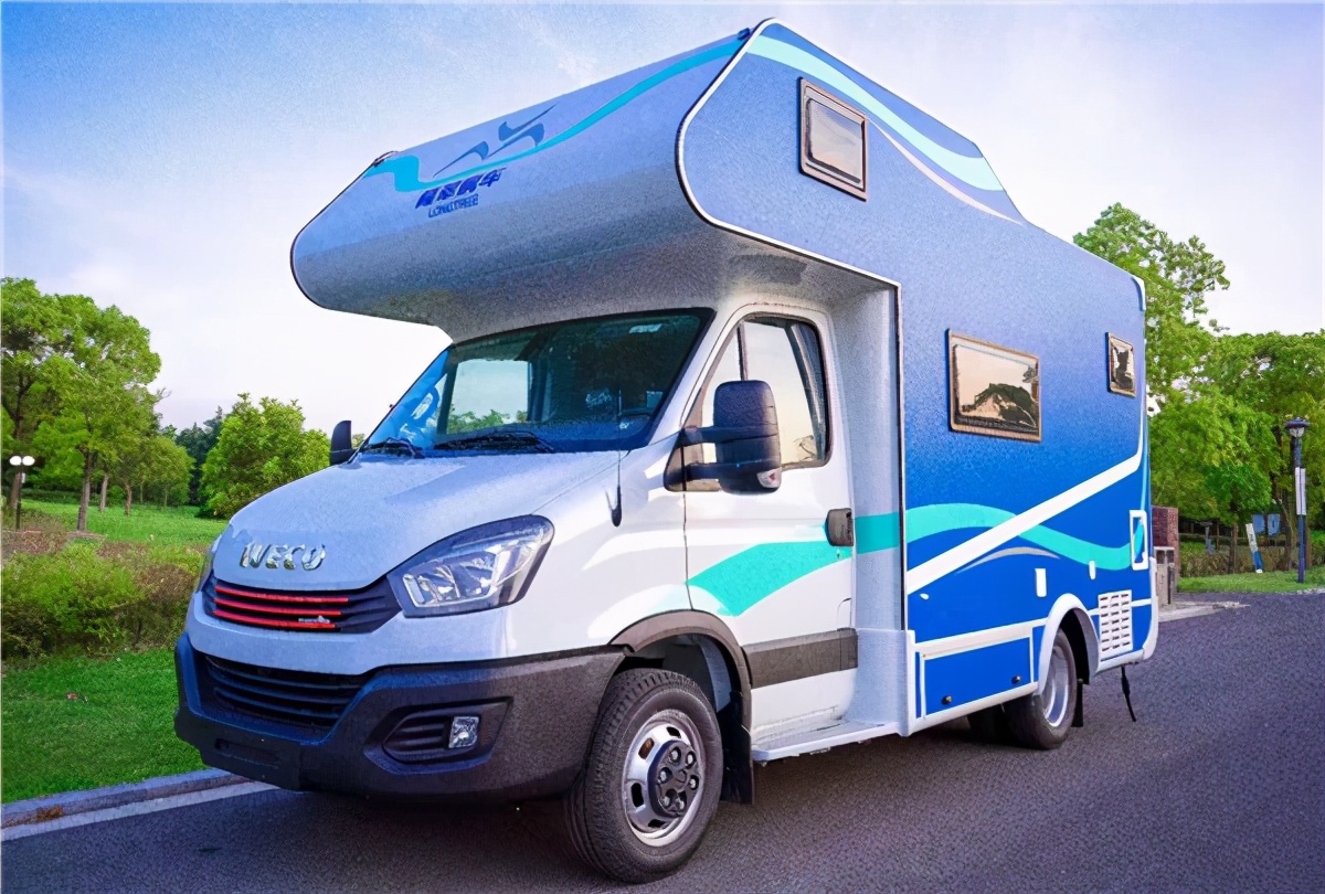 满足6人睡眠多种床铺布局的依维柯房车