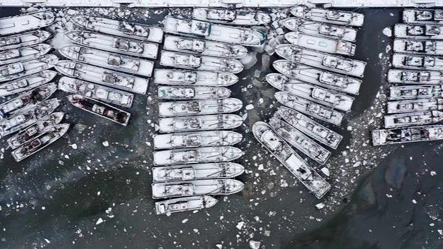 辽宁上千条渔船被冰封在海面 一夜风雪后全变“浪里白条”