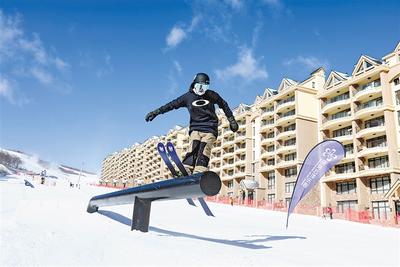 一名滑雪爱好者在位于张家口崇礼的云顶滑雪公园滑雪。（资料片） 新华社发