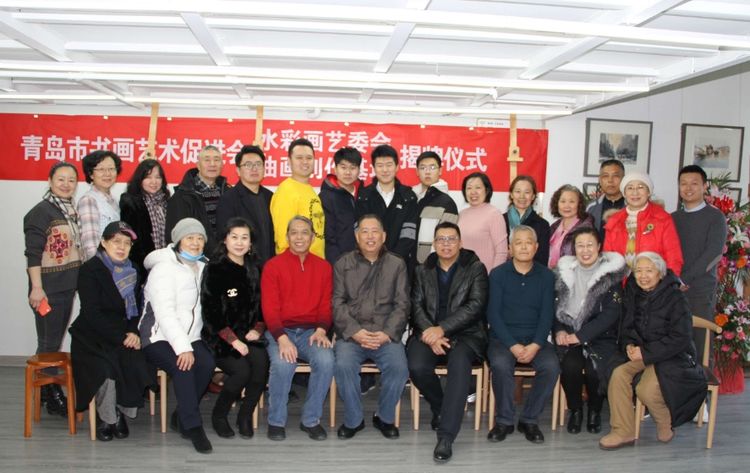 青岛市书画艺术促进会副主席陈宏太主持揭牌仪式！