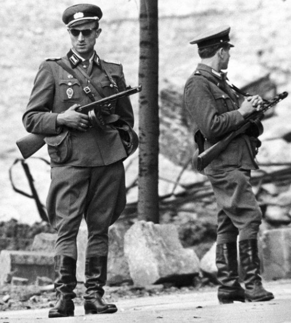 历史>热文>正文>﹀东德军人也被迫下岗再就业﹀在柏