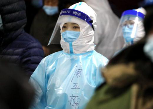 在京南·固安高新区大清河园京津冀（固安）国际商贸城，医护工作者对核酸检测人员进行疏导。