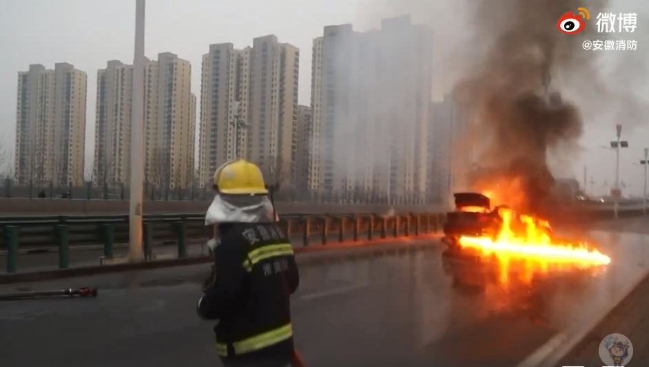 淮南：小轿车突然起火 火势猛烈伴随爆炸声
