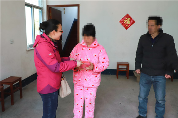 浙江汽车职业技术学院董事长潘巨林指出,一百次谈话抵不上一次家访.