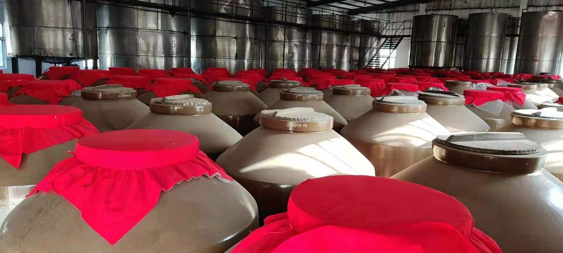 泗州酒厂经理孙本标介绍,该厂本着"重塑老产品,开发新产品"理念,既