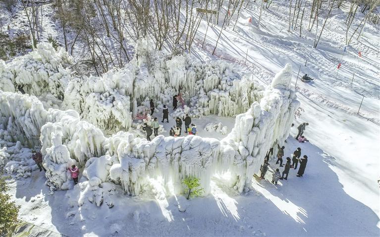白桦林景区中的冰瀑 本版照片均为掌上兰州&middot;兰州晨报首席记者 田蹊 摄