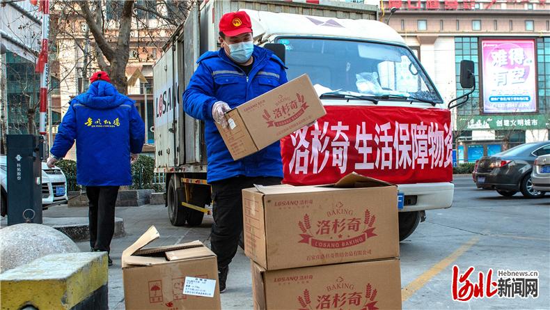 1月19日，石家庄洛杉奇食品有限公司的工作人员按照网络订单配送熟食。 河北日报记者田明摄