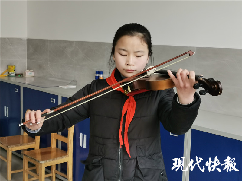 △莹莹在练习小提琴