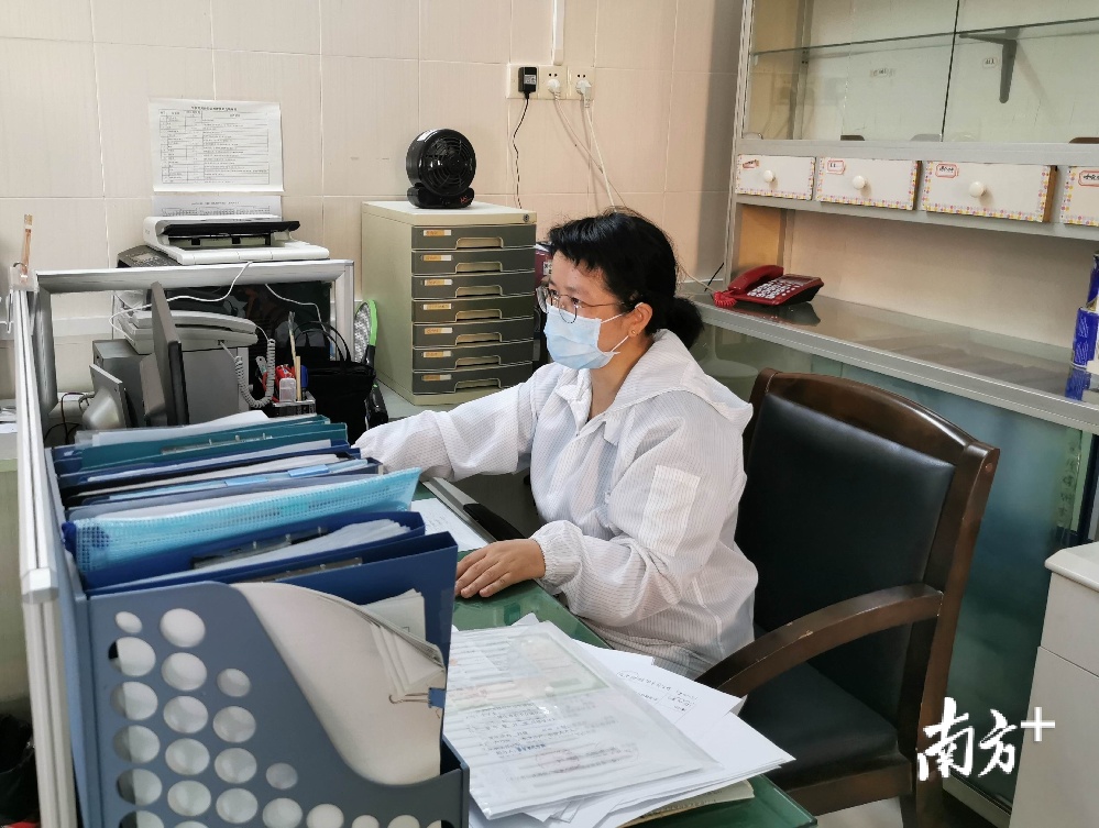 广州的校医核对学生健康监测数据。