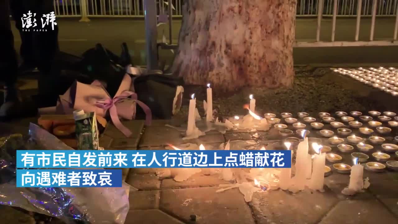 重访昆明劫持人质案现场：民警值守校门口，市民点蜡献花致哀