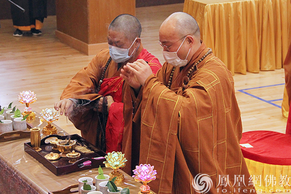 法会召集人道平大和尚(左)及宏明大和尚(右)拈香(图片来源:凤凰网佛教 摄影:香港佛教联合会)