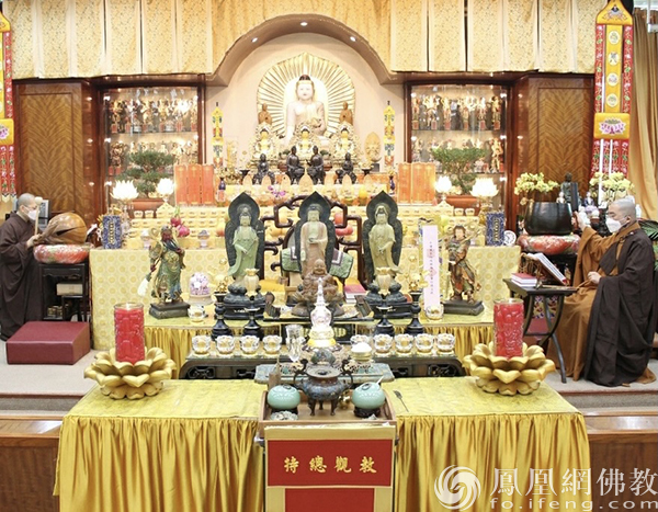 “佛教界千僧万众祛疫祈福大法会”开坛仪式由宽运大和尚(右)及绍根长老(左)主法(图片来源:凤凰网佛教 摄影:香港佛教联合会)