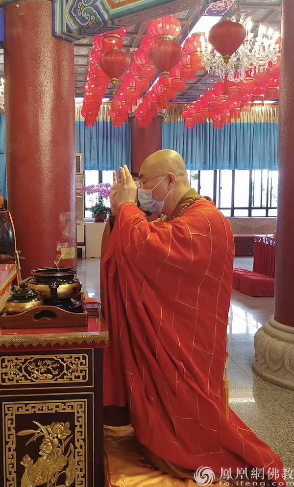 “佛教界千僧万众祛疫祈福大法会”香港西方寺会场:宽运法师主法(图片来源:凤凰网佛教 摄影:香港佛教联合会)