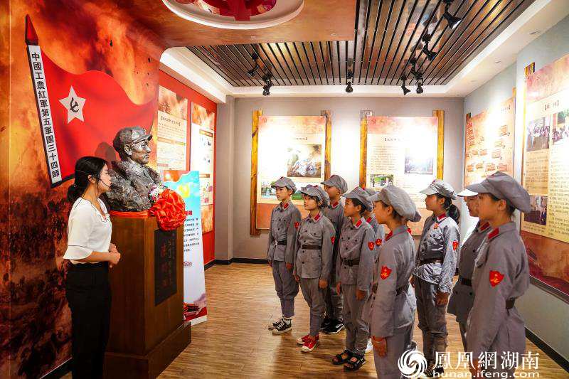 在福临镇新时代文明实践所内的陈树湘陈列馆,红军小学组织学生前来参观、聆听先烈故事,开展爱国主义教育活动。 盛磊 摄