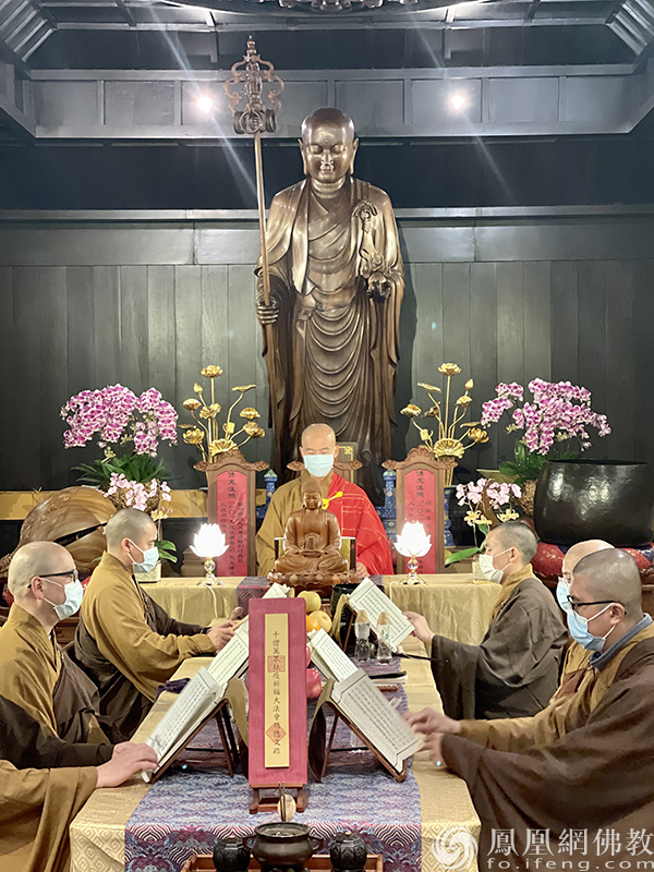 “佛教界千僧万众祛疫祈福大法会”香港慈山寺会场:法师们恭诵《药师琉璃光如来本愿功德经》(图片来源:凤凰网佛教 摄影:香港佛教联合会)