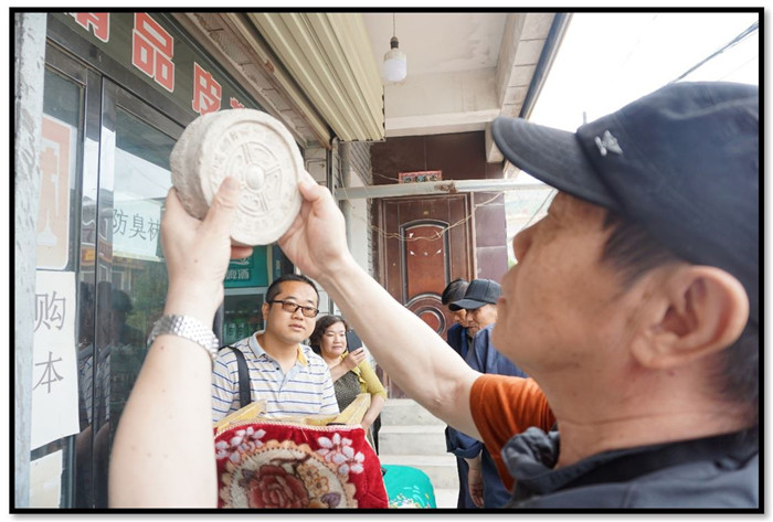 李零先生释读瓦当文字（瓦当下方为李建刚先生）