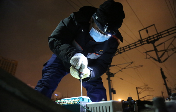 图为信号工张浩正在检修转辙机接点 崔凯摄.JPG