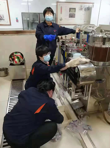 河北省中医院医务人员煎制“清肺排毒汤”