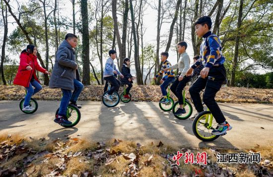 寒假来临，这支目前有30多名农村乡童在列的独轮车队开始愉快的体育运动。