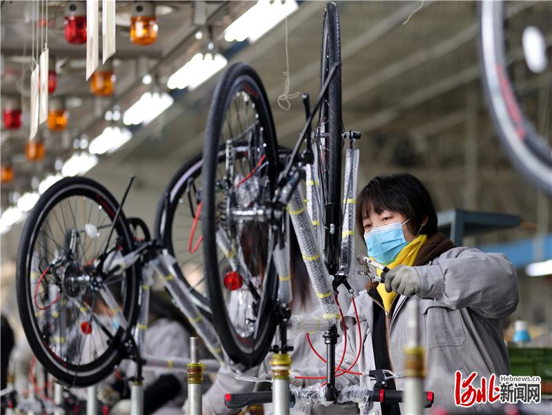 2021年1月27日，在河北省广宗县万怡自行车有限公司生产车间，工人在赶制日本客户的订单。