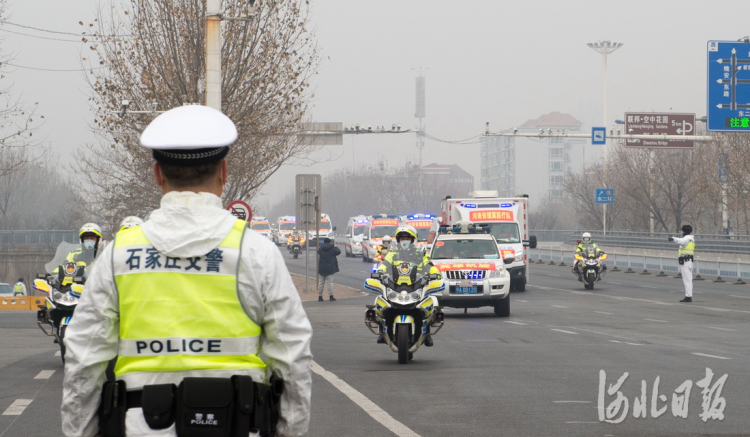 2021年1月24日上午,河南援冀医疗队、天津市援石家庄院前急救医疗队在警用摩托的护送下向石家庄市裕华高速路口集结。河北日报记者赵杰摄