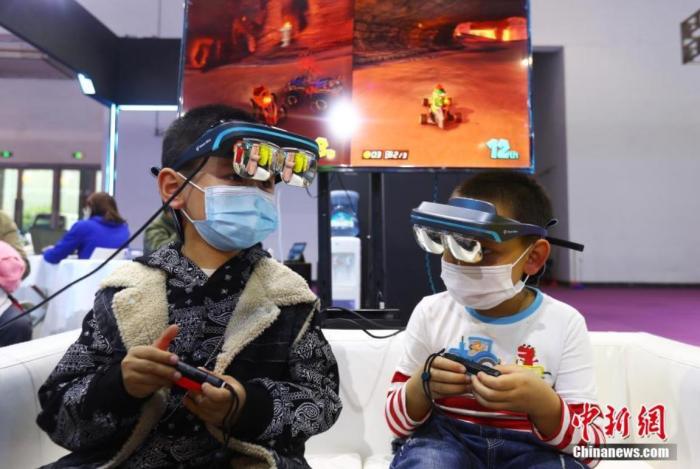 2020年10月，在南昌绿地国际博览中心启幕的“2020VR/AR产品和应用展览会”上，两位孩童体验VR虚拟现实游戏。(资料图) 刘占昆 摄